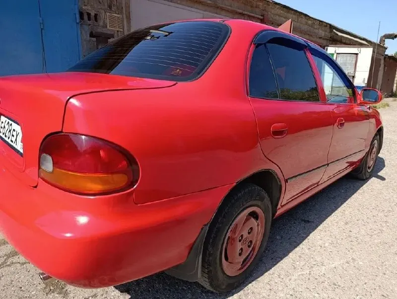 Продам hyundai accent 1995г корейской сборки для американского рынка в редком красивом цвете. гаражное бережное хранение. кузов и ходовая часть в идеальном состоянии, после кап ремонта, ремни грм, помпа, радиатор, колодки новые, все расходники менялись своевременно. сигнализация. салон в хорошем состоянии. двигатель 1.5. требует ремонта, в аварийном режиме работает 3 и задняя передачи. комплект зимней резины. 220 000.небольшой торг. регистрация на 180 регион +79493330956. донецк. 📲 tg: 🇷🇺станислав 🇷🇺 📞 звоните: +7(949)3330956 - фотография - 4