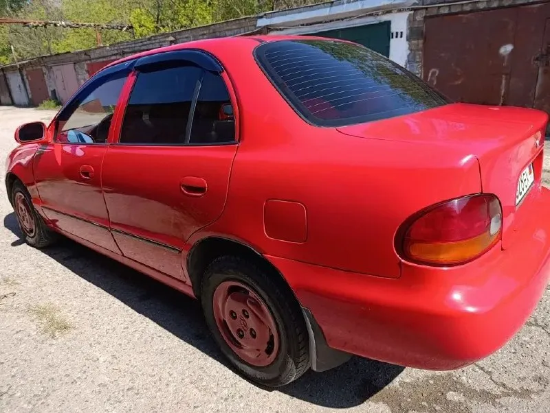 Продам hyundai accent 1995г корейской сборки для американского рынка в редком красивом цвете. гаражное бережное хранение. кузов и ходовая часть в идеальном состоянии, после кап ремонта, ремни грм, помпа, радиатор, колодки новые, все расходники менялись своевременно. сигнализация. салон в хорошем состоянии. двигатель 1.5. требует ремонта, в аварийном режиме работает 3 и задняя передачи. комплект зимней резины. 220 000.небольшой торг. регистрация на 180 регион +79493330956. донецк. 📲 tg: 🇷🇺станислав 🇷🇺 📞 звоните: +7(949)3330956 - фотография - 5
