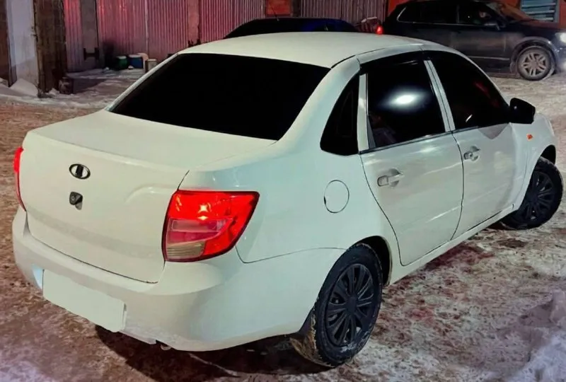 Доброго времени суток, в продаже лада гранта в отличном состоянии! 🚘🔥 год выпуска 2016. ✅ кузов без гнили, стаканы, лонжероны, пороги, все целое. двигатель 1.600 работает без нареканий, все расходники менялись во время!🚀 коробка так же работает идеально, без хрустов и вылетов. автомобиль как технически, так и внешне в достойном состоянии! ходовая как мячик, нечего не гремит, не стучит, установлена зимняя хорошая резина. салон не порван и не прокурен, установлена музыка, динамики apocalypses, так же магнитола aura, печка дует отлично! юридечески автомобиль кристально чистый, любое оформление. ✅ ценник данного автомобиля 435.000 реальному и быстрому покупателю уступлю в цене, торг. 🚀 находится в донецке, ворошиловский район, осмотр и звонки в любое для вас удобное время!🔥 +79498007111 +79498326167 готов к любое проверке с вашей стороны. - фотография - 2