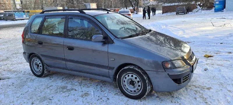 Продается mitsubishi space star, 2004 г. в. (рестайлинг), двигатель 1,6, мкпп. пробег 214000. регистрация рф, пригнана из нидерландов в 2009 году, после этого было три владельца (в одной семье). установлено гбо 4 поколения (вписано в птс), установлен фаркоп (в птс не вписан). техническое состояние нормальное. летом 2025 г. заменены стартер и акб. на 205000 заменены помпа, масло в двигателе, задние амортизаторы, гофра; на 207000 заменён газовый редуктор. 200 км назад поменян левый шрус, правый ступичный подшипник, стойки стабилизаторов. все стекла родные, на лобовом присутствует пара трещин (обзору не мешает). по кузову есть небольшие нюансы. по лкп имеются мелкие царапины. стоит стальная защита двигателя. фары - галоген. подогрев боковых зеркал, электростеклоподъемники, подогрев передних сидений - в исправном состоянии, печка/кондиционер работают отлично! видеорегистратор-зеркало заднего вида eplutus, с задней камерой. два комплекта колес цена - 435000₽. торг уместен. +79493039869 - фотография - 2