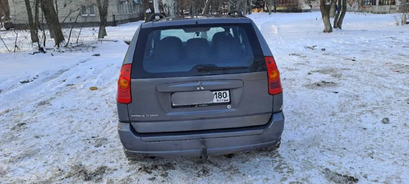 Продается mitsubishi space star, 2004 г. в. (рестайлинг), двигатель 1,6, мкпп. пробег 214000. регистрация рф, пригнана из нидерландов в 2009 году, после этого было три владельца (в одной семье). установлено гбо 4 поколения (вписано в птс), установлен фаркоп (в птс не вписан). техническое состояние нормальное. летом 2025 г. заменены стартер и акб. на 205000 заменены помпа, масло в двигателе, задние амортизаторы, гофра; на 207000 заменён газовый редуктор. 200 км назад поменян левый шрус, правый ступичный подшипник, стойки стабилизаторов. все стекла родные, на лобовом присутствует пара трещин (обзору не мешает). по кузову есть небольшие нюансы. по лкп имеются мелкие царапины. стоит стальная защита двигателя. фары - галоген. подогрев боковых зеркал, электростеклоподъемники, подогрев передних сидений - в исправном состоянии, печка/кондиционер работают отлично! видеорегистратор-зеркало заднего вида eplutus, с задней камерой. два комплекта колес цена - 435000₽. торг уместен. +79493039869 - фотография - 4