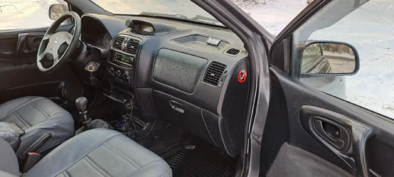 Продается mitsubishi space star, 2004 г. в. (рестайлинг), двигатель 1,6, мкпп. пробег 214000. регистрация рф, пригнана из нидерландов в 2009 году, после этого было три владельца (в одной семье). установлено гбо 4 поколения (вписано в птс), установлен фаркоп (в птс не вписан). техническое состояние нормальное. летом 2025 г. заменены стартер и акб. на 205000 заменены помпа, масло в двигателе, задние амортизаторы, гофра; на 207000 заменён газовый редуктор. 200 км назад поменян левый шрус, правый ступичный подшипник, стойки стабилизаторов. все стекла родные, на лобовом присутствует пара трещин (обзору не мешает). по кузову есть небольшие нюансы. по лкп имеются мелкие царапины. стоит стальная защита двигателя. фары - галоген. подогрев боковых зеркал, электростеклоподъемники, подогрев передних сидений - в исправном состоянии, печка/кондиционер работают отлично! видеорегистратор-зеркало заднего вида eplutus, с задней камерой. два комплекта колес цена - 435000₽. торг уместен. +79493039869 - фотография - 5