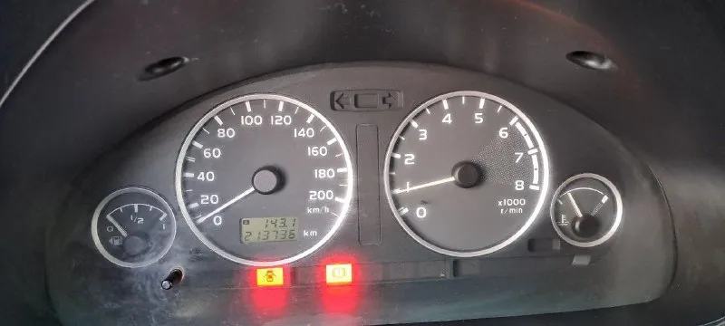 Продается mitsubishi space star, 2004 г. в. (рестайлинг), двигатель 1,6, мкпп. пробег 214000. регистрация рф, пригнана из нидерландов в 2009 году, после этого было три владельца (в одной семье). установлено гбо 4 поколения (вписано в птс), установлен фаркоп (в птс не вписан). техническое состояние нормальное. летом 2025 г. заменены стартер и акб. на 205000 заменены помпа, масло в двигателе, задние амортизаторы, гофра; на 207000 заменён газовый редуктор. 200 км назад поменян левый шрус, правый ступичный подшипник, стойки стабилизаторов. все стекла родные, на лобовом присутствует пара трещин (обзору не мешает). по кузову есть небольшие нюансы. по лкп имеются мелкие царапины. стоит стальная защита двигателя. фары - галоген. подогрев боковых зеркал, электростеклоподъемники, подогрев передних сидений - в исправном состоянии, печка/кондиционер работают отлично! видеорегистратор-зеркало заднего вида eplutus, с задней камерой. два комплекта колес цена - 435000₽. торг уместен. +79493039869 - фотография - 7