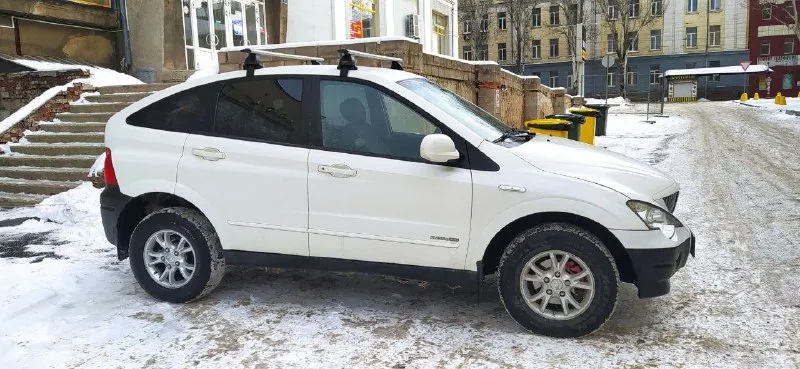 Продается рамный внедорожник в хорошем состоянии. это полноценный внедорожник с большим просветом,2008г. двигатель 2.0тd. , работает ровно, коробка автомат переключает плавно, полный привод работает, кондиционер холодит, сидения с подогревом. пробег 250.000 тыс км. все расходники заменены. установлена зимняя шипованная шина. установлена камера заднего вида и задний парктроник. есть небольшие нюансы по кузову. цена 950 тыс. руб ±7949-423-12-96 донецк! 📞 звоните: +7(949)4231296 - фотография - 2