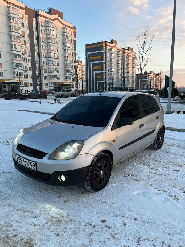 Продам форд фиеста! за всю историю 2 хозяина с салона! машина местная не пригон!!! год - 2008 газ евро4 (узаконен)! двигатель работает отлично! коробка без нареканий! кузов оцинкованный в хорошем состоянии! дно идеал, пороги идеал! стаканы завод! салон в отличном состоянии, по электрике работает каждая кнопочка, установлен старт стоп! ходовая обслужена, стоят спортивные тормоза! музыка штатная играет очень качественно! машина стоит на симпатичных дисках! цена - 385 тысяч рублей! осмотр г. мариуполь тел. +79494970042 - фотография - 2
