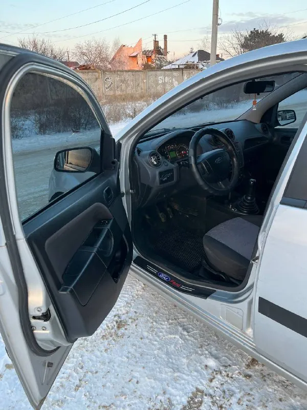 Продам форд фиеста! за всю историю 2 хозяина с салона! машина местная не пригон!!! год - 2008 газ евро4 (узаконен)! двигатель работает отлично! коробка без нареканий! кузов оцинкованный в хорошем состоянии! дно идеал, пороги идеал! стаканы завод! салон в отличном состоянии, по электрике работает каждая кнопочка, установлен старт стоп! ходовая обслужена, стоят спортивные тормоза! музыка штатная играет очень качественно! машина стоит на симпатичных дисках! цена - 385 тысяч рублей! осмотр г. мариуполь тел. +79494970042 - фотография - 8