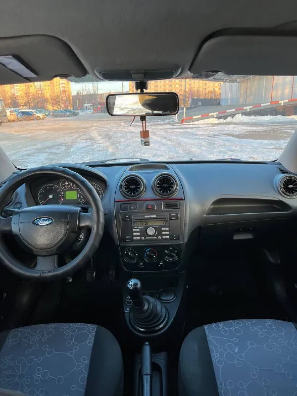 Продам форд фиеста! за всю историю 2 хозяина с салона! машина местная не пригон!!! год - 2008 газ евро4 (узаконен)! двигатель работает отлично! коробка без нареканий! кузов оцинкованный в хорошем состоянии! дно идеал, пороги идеал! стаканы завод! салон в отличном состоянии, по электрике работает каждая кнопочка, установлен старт стоп! ходовая обслужена, стоят спортивные тормоза! музыка штатная играет очень качественно! машина стоит на симпатичных дисках! цена - 385 тысяч рублей! осмотр г. мариуполь тел. +79494970042 - фотография - 9