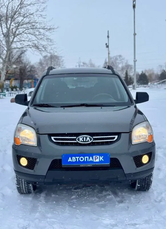 🗻 kia sportage 💰цена: 970 000р 🏢город: мариуполь 📅год выпуска: 2010 🧾пробег: 207 735 км. ⚙️двигатель: 2.0 ⛽топливо: бензин ⚙️кпп: механика 📞 телефон: +7-949-727-41-51 +7-989-263-55-56 +7-949-551-91-52 💾 описание: sportage - безусловный лидер среди паркетников на российском рынке. бензиновый двигатель g4gc объёмом 2.0 литра в паре с механической коробкой и переднеприводной компоновкой не имеет заводских недостатков, надежный, неприхотливый и дешевый в обслуживании как и весь автомобиль. ✔️кузов в родной краске 100% ✔️один владелец, птс оригинал ✔️южная эксплуатация ✔️техническая часть на 5+ двигатель работает ровно без расхода масла, мкпп без нареканий, ходовая сбитая. отличная комплектация: кондиционер❄️ (холодит отлично), полный электропакет, птф, abs, airbag, гур, красивые литые диски на новой зимней резине. улица шевченко 269 🏦 возможна продажа в кредит по двум документам. - фотография - 2