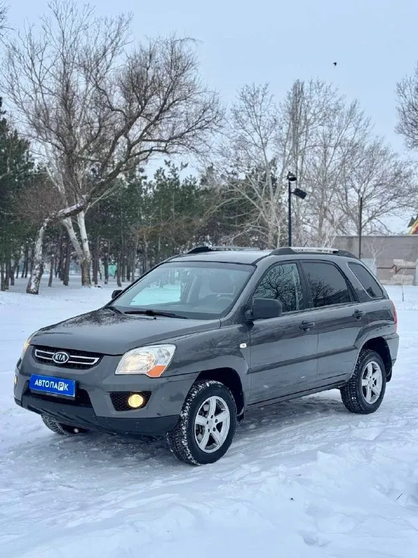 🗻 kia sportage 💰цена: 970 000р 🏢город: мариуполь 📅год выпуска: 2010 🧾пробег: 207 735 км. ⚙️двигатель: 2.0 ⛽топливо: бензин ⚙️кпп: механика 📞 телефон: +7-949-727-41-51 +7-989-263-55-56 +7-949-551-91-52 💾 описание: sportage - безусловный лидер среди паркетников на российском рынке. бензиновый двигатель g4gc объёмом 2.0 литра в паре с механической коробкой и переднеприводной компоновкой не имеет заводских недостатков, надежный, неприхотливый и дешевый в обслуживании как и весь автомобиль. ✔️кузов в родной краске 100% ✔️один владелец, птс оригинал ✔️южная эксплуатация ✔️техническая часть на 5+ двигатель работает ровно без расхода масла, мкпп без нареканий, ходовая сбитая. отличная комплектация: кондиционер❄️ (холодит отлично), полный электропакет, птф, abs, airbag, гур, красивые литые диски на новой зимней резине. улица шевченко 269 🏦 возможна продажа в кредит по двум документам. - фотография - 3