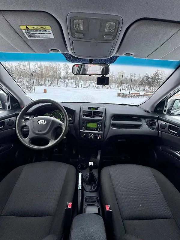 🗻 kia sportage 💰цена: 970 000р 🏢город: мариуполь 📅год выпуска: 2010 🧾пробег: 207 735 км. ⚙️двигатель: 2.0 ⛽топливо: бензин ⚙️кпп: механика 📞 телефон: +7-949-727-41-51 +7-989-263-55-56 +7-949-551-91-52 💾 описание: sportage - безусловный лидер среди паркетников на российском рынке. бензиновый двигатель g4gc объёмом 2.0 литра в паре с механической коробкой и переднеприводной компоновкой не имеет заводских недостатков, надежный, неприхотливый и дешевый в обслуживании как и весь автомобиль. ✔️кузов в родной краске 100% ✔️один владелец, птс оригинал ✔️южная эксплуатация ✔️техническая часть на 5+ двигатель работает ровно без расхода масла, мкпп без нареканий, ходовая сбитая. отличная комплектация: кондиционер❄️ (холодит отлично), полный электропакет, птф, abs, airbag, гур, красивые литые диски на новой зимней резине. улица шевченко 269 🏦 возможна продажа в кредит по двум документам. - фотография - 8