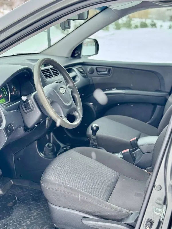 🗻 kia sportage 💰цена: 970 000р 🏢город: мариуполь 📅год выпуска: 2010 🧾пробег: 207 735 км. ⚙️двигатель: 2.0 ⛽топливо: бензин ⚙️кпп: механика 📞 телефон: +7-949-727-41-51 +7-989-263-55-56 +7-949-551-91-52 💾 описание: sportage - безусловный лидер среди паркетников на российском рынке. бензиновый двигатель g4gc объёмом 2.0 литра в паре с механической коробкой и переднеприводной компоновкой не имеет заводских недостатков, надежный, неприхотливый и дешевый в обслуживании как и весь автомобиль. ✔️кузов в родной краске 100% ✔️один владелец, птс оригинал ✔️южная эксплуатация ✔️техническая часть на 5+ двигатель работает ровно без расхода масла, мкпп без нареканий, ходовая сбитая. отличная комплектация: кондиционер❄️ (холодит отлично), полный электропакет, птф, abs, airbag, гур, красивые литые диски на новой зимней резине. улица шевченко 269 🏦 возможна продажа в кредит по двум документам. - фотография - 9