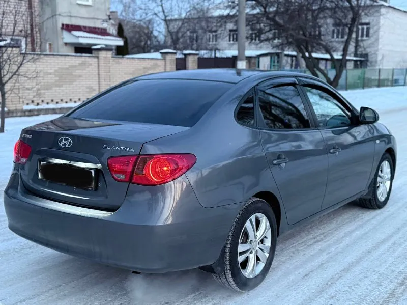 В продаже hyundai elantra ✅состояния идеал ✅не бита не крашена ✅обьем двигателя 1.6 ✅салон идеал не прокурен ✅один владелец по птс ✅коробка механика ✅ пробег родной 180.000 ✅полная комплектация ✅галогеновые фары ✅2009 года выпуска ✅местный учёт ✅авто не пригнана ✅покупалась в автосалоне в донецке 2010 году ✅без вложений ✅расходники все поменяны по документам всё чисто любое переформление. остальные вопросы по телефону +79490362879 цена 720.000 торг у капота! возможен обмен с вашей доплатой - фотография - 2