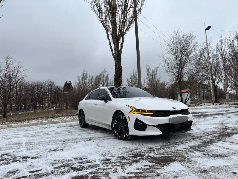 Продам kia k5 – состояние 🔥! (енакиево) год выпуска: 2020 пробег: 140 000 км (подтвержден) двигатель: 1.6 л (187 л. с. ) – 🐎динамичный и экономичный! коробка передач: автоматическая – переключения плавные, без рывков. 📞 телефон: +7 (949) 083-63-93 описание: продаю свой ухоженный kia k5 в отличном состоянии. автомобиль полностью обслужен и не требует никаких вложений. готов к любым проверкам! кузов: в отличном состоянии. техническая часть: без нареканий. салон: комбинированная обивка в идеальном состоянии. чистый и ухоженный. панорамная крыша преимущества: родной пробег, подтвержден документально. автомобиль полностью в стоке, без тюнинга. автотека: зеленая – никаких проблем и ограничений! юридически чист, готов к переоформлению. комплектация🔝: все для комфорта! антипробуксовочная система кожаный мультируль премиальная акустика – отличный звук! двухзонный климат-контроль датчики света и дождя круиз-контроль парктроники электроскладываемые зеркала с подогревом 4 электростек 📞 звоните: +7(949)0836393 - фотография - 3