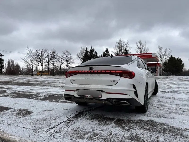 Продам kia k5 – состояние 🔥! (енакиево) год выпуска: 2020 пробег: 140 000 км (подтвержден) двигатель: 1.6 л (187 л. с. ) – 🐎динамичный и экономичный! коробка передач: автоматическая – переключения плавные, без рывков. 📞 телефон: +7 (949) 083-63-93 описание: продаю свой ухоженный kia k5 в отличном состоянии. автомобиль полностью обслужен и не требует никаких вложений. готов к любым проверкам! кузов: в отличном состоянии. техническая часть: без нареканий. салон: комбинированная обивка в идеальном состоянии. чистый и ухоженный. панорамная крыша преимущества: родной пробег, подтвержден документально. автомобиль полностью в стоке, без тюнинга. автотека: зеленая – никаких проблем и ограничений! юридически чист, готов к переоформлению. комплектация🔝: все для комфорта! антипробуксовочная система кожаный мультируль премиальная акустика – отличный звук! двухзонный климат-контроль датчики света и дождя круиз-контроль парктроники электроскладываемые зеркала с подогревом 4 электростек 📞 звоните: +7(949)0836393 - фотография - 4