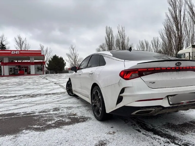 Продам kia k5 – состояние 🔥! (енакиево) год выпуска: 2020 пробег: 140 000 км (подтвержден) двигатель: 1.6 л (187 л. с. ) – 🐎динамичный и экономичный! коробка передач: автоматическая – переключения плавные, без рывков. 📞 телефон: +7 (949) 083-63-93 описание: продаю свой ухоженный kia k5 в отличном состоянии. автомобиль полностью обслужен и не требует никаких вложений. готов к любым проверкам! кузов: в отличном состоянии. техническая часть: без нареканий. салон: комбинированная обивка в идеальном состоянии. чистый и ухоженный. панорамная крыша преимущества: родной пробег, подтвержден документально. автомобиль полностью в стоке, без тюнинга. автотека: зеленая – никаких проблем и ограничений! юридически чист, готов к переоформлению. комплектация🔝: все для комфорта! антипробуксовочная система кожаный мультируль премиальная акустика – отличный звук! двухзонный климат-контроль датчики света и дождя круиз-контроль парктроники электроскладываемые зеркала с подогревом 4 электростек 📞 звоните: +7(949)0836393 - фотография - 5