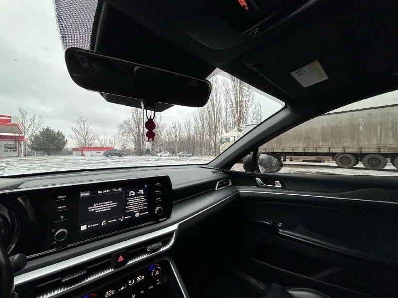 Продам kia k5 – состояние 🔥! (енакиево) год выпуска: 2020 пробег: 140 000 км (подтвержден) двигатель: 1.6 л (187 л. с. ) – 🐎динамичный и экономичный! коробка передач: автоматическая – переключения плавные, без рывков. 📞 телефон: +7 (949) 083-63-93 описание: продаю свой ухоженный kia k5 в отличном состоянии. автомобиль полностью обслужен и не требует никаких вложений. готов к любым проверкам! кузов: в отличном состоянии. техническая часть: без нареканий. салон: комбинированная обивка в идеальном состоянии. чистый и ухоженный. панорамная крыша преимущества: родной пробег, подтвержден документально. автомобиль полностью в стоке, без тюнинга. автотека: зеленая – никаких проблем и ограничений! юридически чист, готов к переоформлению. комплектация🔝: все для комфорта! антипробуксовочная система кожаный мультируль премиальная акустика – отличный звук! двухзонный климат-контроль датчики света и дождя круиз-контроль парктроники электроскладываемые зеркала с подогревом 4 электростек 📞 звоните: +7(949)0836393 - фотография - 7