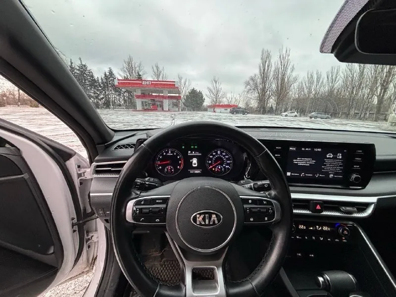 Продам kia k5 – состояние 🔥! (енакиево) год выпуска: 2020 пробег: 140 000 км (подтвержден) двигатель: 1.6 л (187 л. с. ) – 🐎динамичный и экономичный! коробка передач: автоматическая – переключения плавные, без рывков. 📞 телефон: +7 (949) 083-63-93 описание: продаю свой ухоженный kia k5 в отличном состоянии. автомобиль полностью обслужен и не требует никаких вложений. готов к любым проверкам! кузов: в отличном состоянии. техническая часть: без нареканий. салон: комбинированная обивка в идеальном состоянии. чистый и ухоженный. панорамная крыша преимущества: родной пробег, подтвержден документально. автомобиль полностью в стоке, без тюнинга. автотека: зеленая – никаких проблем и ограничений! юридически чист, готов к переоформлению. комплектация🔝: все для комфорта! антипробуксовочная система кожаный мультируль премиальная акустика – отличный звук! двухзонный климат-контроль датчики света и дождя круиз-контроль парктроники электроскладываемые зеркала с подогревом 4 электростек 📞 звоните: +7(949)0836393 - фотография - 8