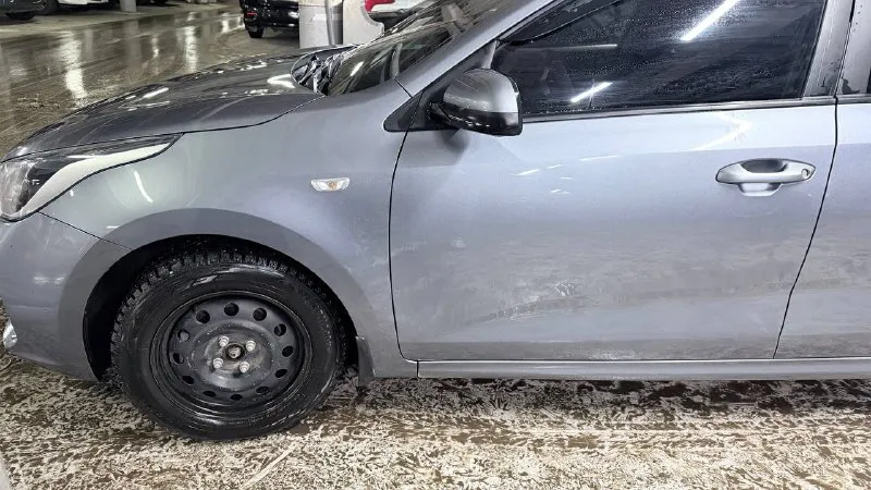 Kia рио 2018 года пробег 191 000 замена масла проводилась каждые 7000 км вложений машина не требует сел и поехал любые проверки в любом сервисе машина была куплена в 2023 году сейчас в птс 3 хозяева так как после развода машину пришлось переписать, но по факту я второй хозяин комплектация: подушка безопасности пассажира эра-глонасс антиблокировочная система (abs) система стабилизации (esp) подушка безопасности водителя крепление детского кресла (задний ряд) isofix система помощи при старте в гору (hsa) датчик давления в шинах электрообогрев боковых зеркал 4 стеклоподъемника подогрев передних сидений обогрев руля климат контроль круиз контроль электрообогрев боковых зеркал стоит музыка прайд в каждой двери по колонке, 2 усилителя, сабик, 4 двери проклеены. цену вижу с музыкой 1 350 000 телефон для связи 89498555824 телеграмм 89920291395 автомобиль в донецке днр перекупы просьба не беспокоить 📲 tg: михаил 📞 звоните: +7(949)8555824 - фотография - 6