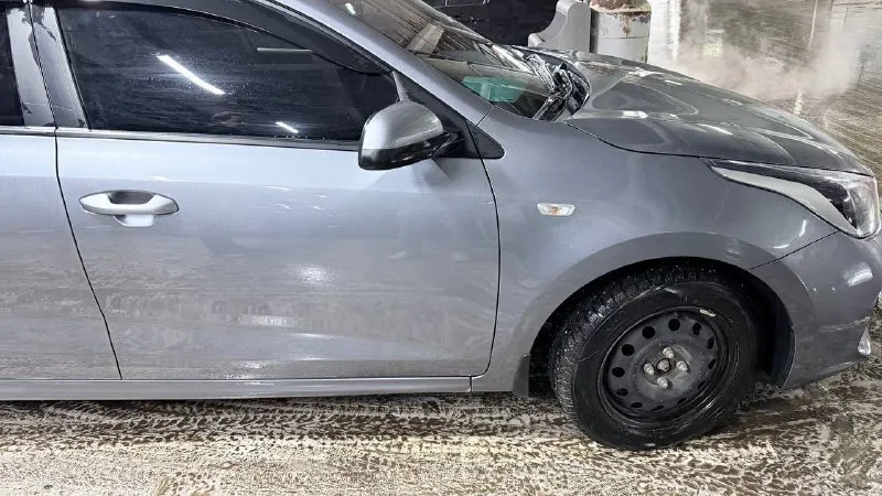 Kia рио 2018 года пробег 191 000 замена масла проводилась каждые 7000 км вложений машина не требует сел и поехал любые проверки в любом сервисе машина была куплена в 2023 году сейчас в птс 3 хозяева так как после развода машину пришлось переписать, но по факту я второй хозяин комплектация: подушка безопасности пассажира эра-глонасс антиблокировочная система (abs) система стабилизации (esp) подушка безопасности водителя крепление детского кресла (задний ряд) isofix система помощи при старте в гору (hsa) датчик давления в шинах электрообогрев боковых зеркал 4 стеклоподъемника подогрев передних сидений обогрев руля климат контроль круиз контроль электрообогрев боковых зеркал стоит музыка прайд в каждой двери по колонке, 2 усилителя, сабик, 4 двери проклеены. цену вижу с музыкой 1 350 000 телефон для связи 89498555824 телеграмм 89920291395 автомобиль в донецке днр перекупы просьба не беспокоить 📲 tg: михаил 📞 звоните: +7(949)8555824 - фотография - 7