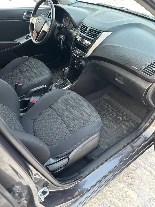 Продам hyundai solaris 2014 1.6 ат 1 единственный собственник! 43000 подтвержденный оригинальный пробег! полностью в родной краске! без дтп. полностью зеленая автотека! в машине еще присутствует запах новой машины. состояние салона ближе к новому. все то проводились по регламенту, сейчас делать нечего не нужно. практически новая зимняя резина, комплект хорошей летней отдам тоже. комплектация: сигнализация stariine с автозапуском, 3 ключа, гур, эсп, электрорегулировка зеркал, кондиционер, подогрев передних и задних сидений по отдельности, хорошая музыка, передние и задние дисковые тормоза, мощный 1,6 автомат изумительно работает! расход топлива 8.8/5.2, функция eco режим. надежный качественный автомобиль, который прослужит вам долгие годы! гаражное хранение. по мелочи есть притертости. реальному покупателю торг. автоподбор, любые проверки без проблем! честный хозяйский автомобиль. по документам идеально все. могу присутствовать при переоформлением. мес 📲 tg: @annet_325 📞 звоните: +7(949)3578224 - фотография - 5