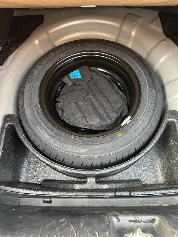 Продам hyundai solaris 2014 1.6 ат 1 единственный собственник! 43000 подтвержденный оригинальный пробег! полностью в родной краске! без дтп. полностью зеленая автотека! в машине еще присутствует запах новой машины. состояние салона ближе к новому. все то проводились по регламенту, сейчас делать нечего не нужно. практически новая зимняя резина, комплект хорошей летней отдам тоже. комплектация: сигнализация stariine с автозапуском, 3 ключа, гур, эсп, электрорегулировка зеркал, кондиционер, подогрев передних и задних сидений по отдельности, хорошая музыка, передние и задние дисковые тормоза, мощный 1,6 автомат изумительно работает! расход топлива 8.8/5.2, функция eco режим. надежный качественный автомобиль, который прослужит вам долгие годы! гаражное хранение. по мелочи есть притертости. реальному покупателю торг. автоподбор, любые проверки без проблем! честный хозяйский автомобиль. по документам идеально все. могу присутствовать при переоформлением. мес 📲 tg: @annet_325 📞 звоните: +7(949)3578224 - фотография - 8