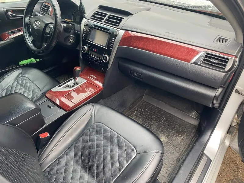 Продам toyota camry 50, 2013 год, ат 2.5 л. 181л. с. пробег 261.500 км. чистый европеец, делал хорошую шумоизоляцию, новые тормозные диски, датчик дождя, музыка играет четко, новые задние стойки, стоит хорошая led - оптика, 3 ключа, двигатель работает отлично, ходовая обслужена, диски r19, резина стоит continental, есть комплект зимней резины, на дисках r16, уже поставил, в машине никогда не курили, машина находиться в мариуполе, продажа из за покупки нового автомобиля, обмен не интересует, цена 1🍋370 р. , торг реальному покупателю у капота, все вопросы по телефону +79497048102 - фотография - 10