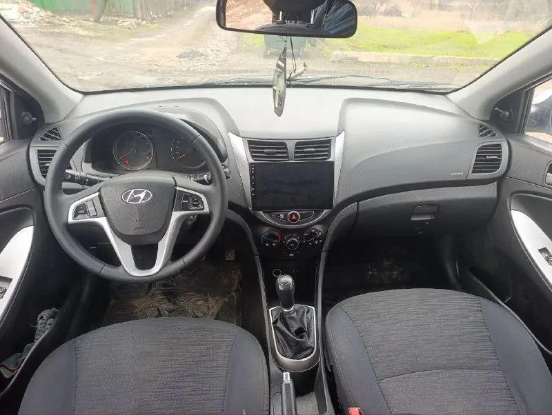 Хюндай солярис (hyundai solaris) 2015 г; мотор 1, 4 механика, в нормальном рабочем состоянии. возможен обмен. цена 850 000₽ +79493615247 - фотография - 4