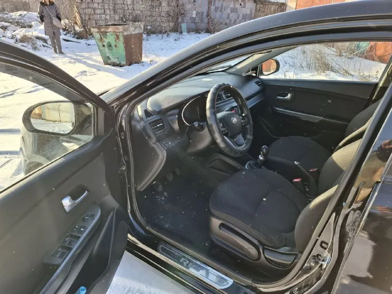 Продам kia rio чёрный хэтчбек 2012 года. (собственник) пробег 225 тыс. родной, пробивали автотеку при покупке три года назад. двигатель 1.6, 123 л. с. коробка механика. машина в хорошем состоянии, ржавчины нет, салон ухоженный, едет очень живо и шустро, проблем по ходовой и двигателю нет. есть незначительные огрехи по кузову: царапины от веток, но они не заметны. за рулем ездила девушка, предыдущий владелец тоже девушка. продажа от собственника, поэтому будем рады отдать машинку в хорошие руки. цена 850.000р, просмотр в енакиево. +79490442070 +79495772995 александр - фотография - 4