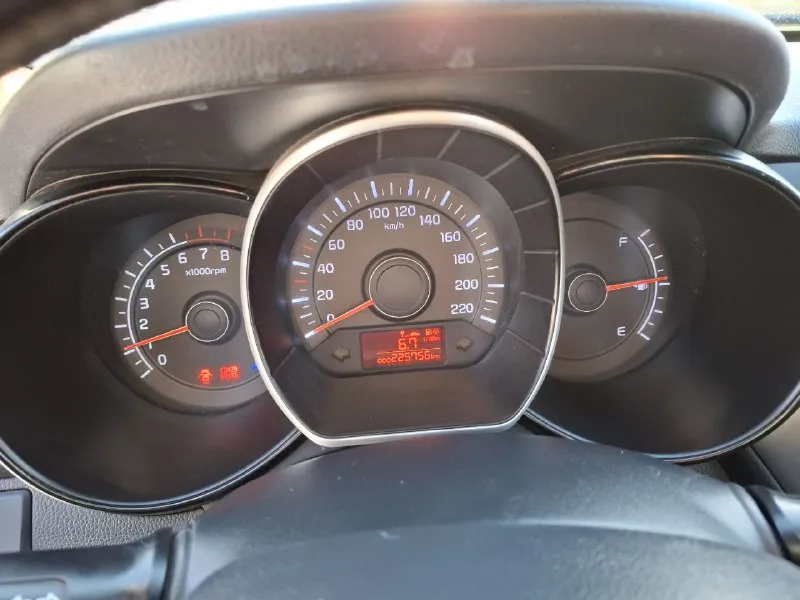 Продам kia rio чёрный хэтчбек 2012 года. (собственник) пробег 225 тыс. родной, пробивали автотеку при покупке три года назад. двигатель 1.6, 123 л. с. коробка механика. машина в хорошем состоянии, ржавчины нет, салон ухоженный, едет очень живо и шустро, проблем по ходовой и двигателю нет. есть незначительные огрехи по кузову: царапины от веток, но они не заметны. за рулем ездила девушка, предыдущий владелец тоже девушка. продажа от собственника, поэтому будем рады отдать машинку в хорошие руки. цена 850.000р, просмотр в енакиево. +79490442070 +79495772995 александр - фотография - 5