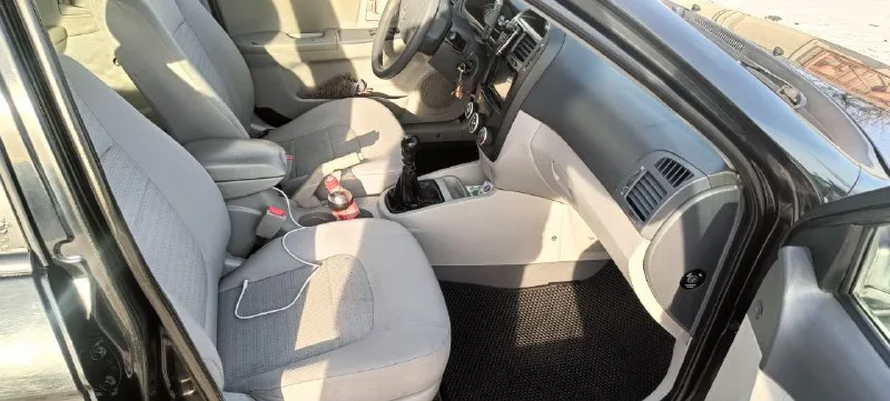 Продам кia сеrаtо 2008. турбо дизель. документы в порядке, зеленый отчёт, запретов нет. полностью обслужена, расходники заменены. комплектация автомобиля kia cerato (lx) : — гидроусилитель руля —электростеклоподъёмники передних дверей — преднатяжители ремней безопасности — подушки безопасности водителя и переднего пассажира — аудиоподготовка: 2 динамика в дверях, 2 в задней полке, антенна в левом заднем крыле — кондиционер — задний противотуманный фонарь — антиблокировочная система (abs) — электрокорректор фар — штампосварные стальные диски с декоративными колпаками и шинами размера 165/65 r15 - камера заднего хода - вид топлива: дизель - год выпуска: 2008 - пробег:399946 км цена: 600 000р. торг у капота. т. +7949-630-83-03 тг +7918-215-98-36 - фотография - 9