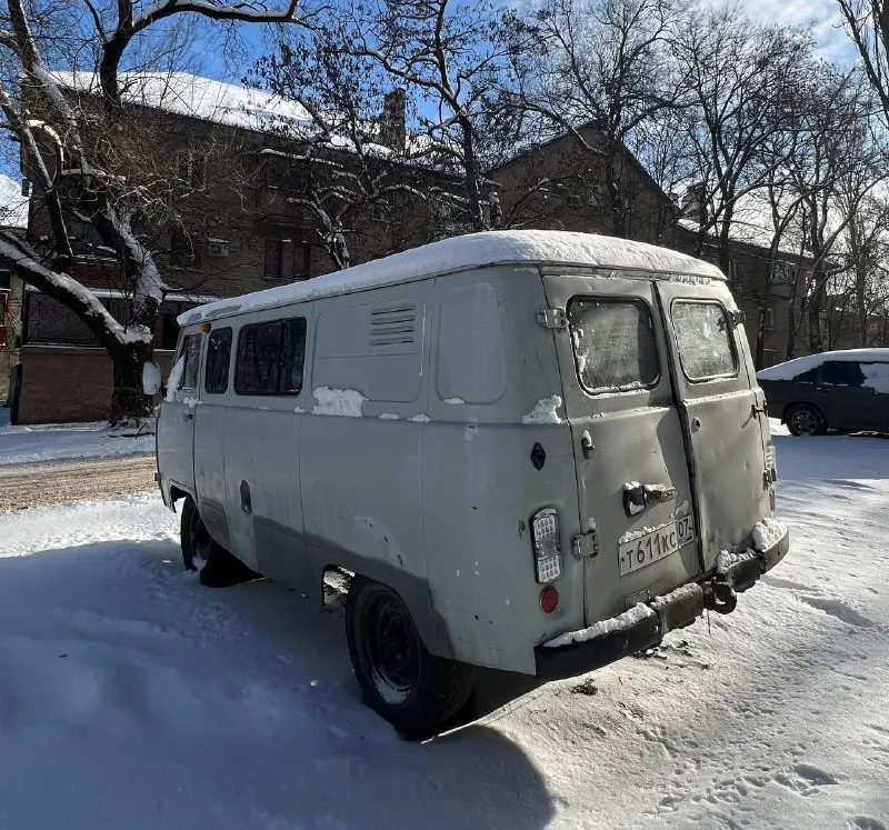 Продам уаз буханка 2003год на полном боевом ходу ! 421 мотор после переборки, тяга отличная, не дымит не троит, масло не расходует ! новый карбюратор, настроен как часы, в любую погоду ! коробка работает в штатном режиме ! новое сцепление, новые карданы ! мосты раздатка все рабоатет, в мостах свежее масло ! днище целое, вин кода на кузове и раме читаются ! свет дворники печка повороты, работает все ! также установлен газ ( не подключен ) документы чистые любое оформление мрэо ! находится в донецке цену вижу 285.000 быстрым хороший торг! военным скидка + могу пригнать по договоренности по всей территории сво ! 79495592702 📲 tg: alex alex 📞 звоните: +7(949)5592702 - фотография - 3