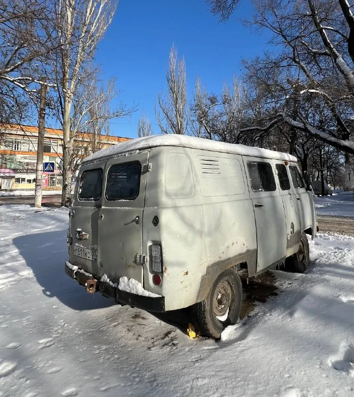 Продам уаз буханка 2003год на полном боевом ходу ! 421 мотор после переборки, тяга отличная, не дымит не троит, масло не расходует ! новый карбюратор, настроен как часы, в любую погоду ! коробка работает в штатном режиме ! новое сцепление, новые карданы ! мосты раздатка все рабоатет, в мостах свежее масло ! днище целое, вин кода на кузове и раме читаются ! свет дворники печка повороты, работает все ! также установлен газ ( не подключен ) документы чистые любое оформление мрэо ! находится в донецке цену вижу 285.000 быстрым хороший торг! военным скидка + могу пригнать по договоренности по всей территории сво ! 79495592702 📲 tg: alex alex 📞 звоните: +7(949)5592702 - фотография - 4