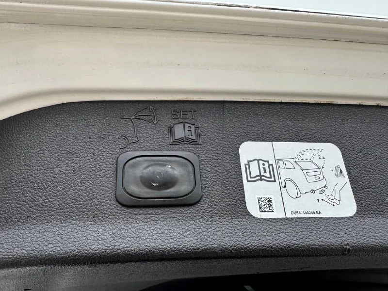 Ford kuga, 2018 1.5 ат, 4wd, 128000 км. официальный дилерский автомобиль. два владельца. хорошая комплектация trend plus: -раздельный климат-контроль - мультимедийная система sync 3 с голосовым управлением на русском и carplay - система помощи при трогании на подъеме - подрулевые лепестки переключения передач - парктроник - бесключевой доступ и запуск двигателя -сигнализация с авто запуском - электронный стояночный тормоз - кожаное мультифункциональное рулевое колесо с обогревом - рейлинги на крыше - оригинальные легкосплавные диски r17 возможно оформление в кредит. возможен обмен. более детальная информация по телефона. цена - 1.590.000 р. +79494041233 - фотография - 10