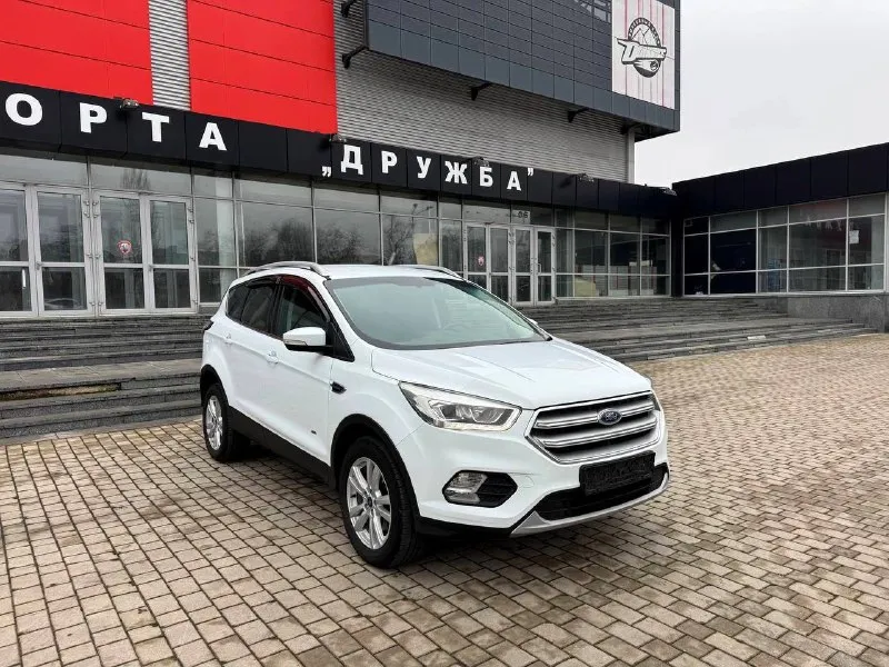 Ford kuga, 2018 1.5 ат, 4wd, 128000 км. официальный дилерский автомобиль. два владельца. хорошая комплектация trend plus: -раздельный климат-контроль - мультимедийная система sync 3 с голосовым управлением на русском и carplay - система помощи при трогании на подъеме - подрулевые лепестки переключения передач - парктроник - бесключевой доступ и запуск двигателя -сигнализация с авто запуском - электронный стояночный тормоз - кожаное мультифункциональное рулевое колесо с обогревом - рейлинги на крыше - оригинальные легкосплавные диски r17 возможно оформление в кредит. возможен обмен. более детальная информация по телефона. цена - 1.590.000 р. +79494041233 - фотография - 2