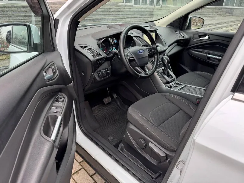 Ford kuga, 2018 1.5 ат, 4wd, 128000 км. официальный дилерский автомобиль. два владельца. хорошая комплектация trend plus: -раздельный климат-контроль - мультимедийная система sync 3 с голосовым управлением на русском и carplay - система помощи при трогании на подъеме - подрулевые лепестки переключения передач - парктроник - бесключевой доступ и запуск двигателя -сигнализация с авто запуском - электронный стояночный тормоз - кожаное мультифункциональное рулевое колесо с обогревом - рейлинги на крыше - оригинальные легкосплавные диски r17 возможно оформление в кредит. возможен обмен. более детальная информация по телефона. цена - 1.590.000 р. +79494041233 - фотография - 6