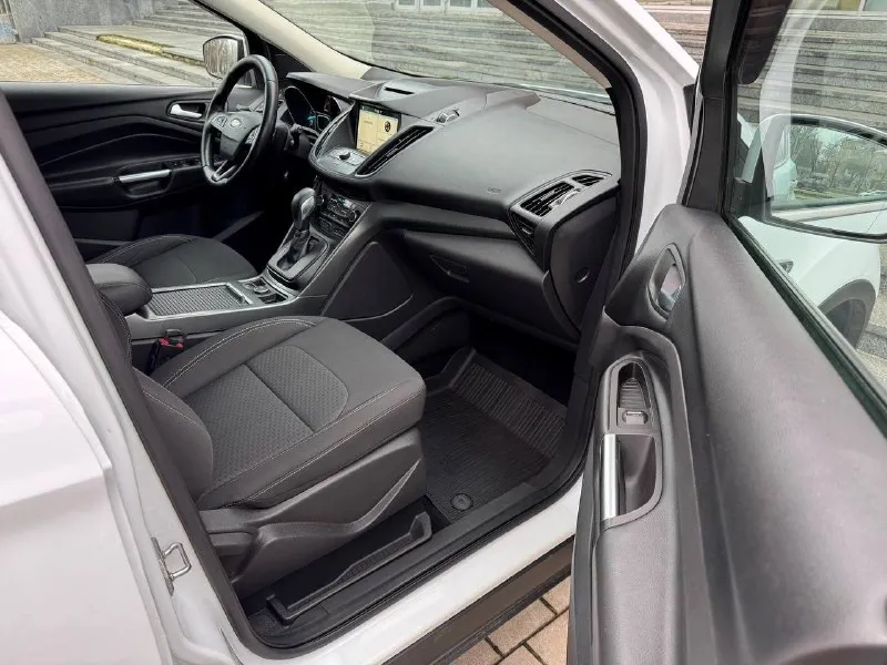 Ford kuga, 2018 1.5 ат, 4wd, 128000 км. официальный дилерский автомобиль. два владельца. хорошая комплектация trend plus: -раздельный климат-контроль - мультимедийная система sync 3 с голосовым управлением на русском и carplay - система помощи при трогании на подъеме - подрулевые лепестки переключения передач - парктроник - бесключевой доступ и запуск двигателя -сигнализация с авто запуском - электронный стояночный тормоз - кожаное мультифункциональное рулевое колесо с обогревом - рейлинги на крыше - оригинальные легкосплавные диски r17 возможно оформление в кредит. возможен обмен. более детальная информация по телефона. цена - 1.590.000 р. +79494041233 - фотография - 8