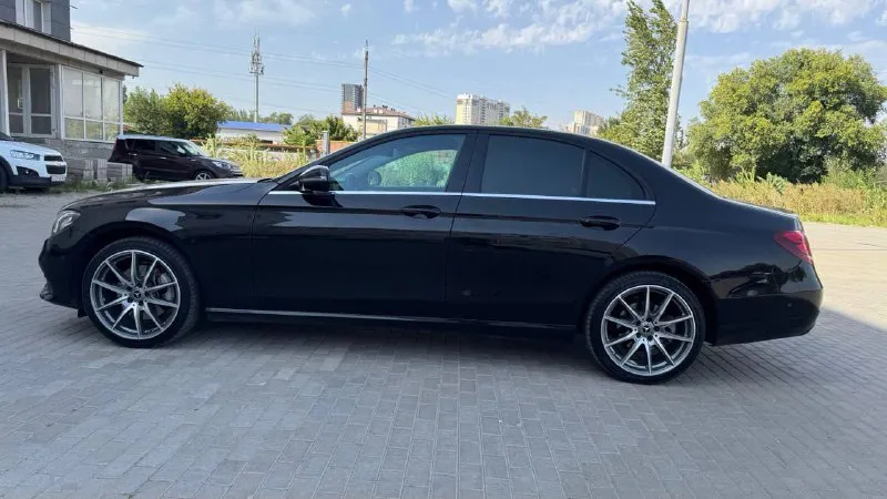 Всем добрый день! продам mercedes-benz e-class 200, 2019 года выпуска. автомобиль в одних руках, приобретён в салоне. состояние отличное: не бит, не крашен, пробег оригинальный. комплектация: • 3 ключа • 2 комплекта колёс: • r17 — зимняя резина • r19 — летняя резина недавно проведено полное техническое обслуживание. цена: 3 250 000 ₽ телефон для связи: 8 961 403-08-55 — роман - фотография - 10