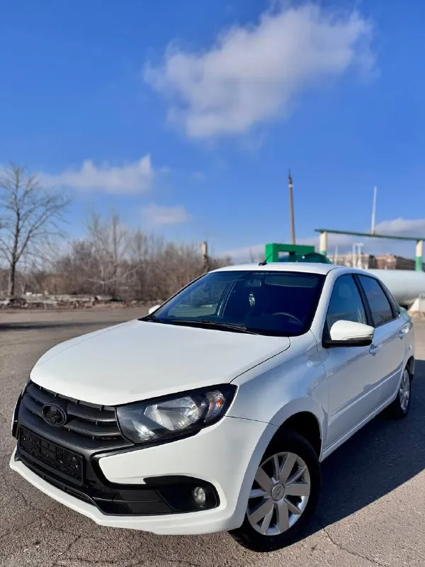 Ваз granta год выпуска конец 2022! 1.6 механика! не такси! без дтп! вся в родном окрасе! без гнили и... - фотография