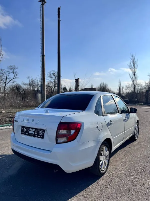 Ваз granta год выпуска конец 2022! 1.6 механика! не такси! без дтп! вся в родном окрасе! без гнили и ржавчины! в полной комплектации с кондиционером и тд! автомобиль нового состояние как внешне так и технически! с одним владельцем! всё подтверждено зелёной автотекой!(любые проверки!) цена 🎁 750.000руб(торг и обмен) остальное по телефону!) +7 (949) 449-59-51 +7 (949) 563-98-77 📞 звоните: +7(949)4495951 - фотография - 3