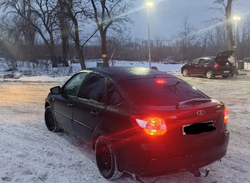 Продам ваз гранту не такси 2015 года 1.6 8 клоп масло и фильтр поменял расходники авто в отличном техническом состоянии вложения не требует по кузову требует небольшого внимания на фото видны косяки на езду не влияет езжу каждый день цена 347.000 торг тел для связи +79496277043 связь плохая если не дозвонитесь то под этим номером телеграм +79496277043 📞 звоните: +7(949)6277043 - фотография - 5