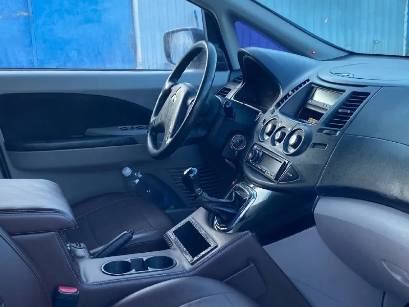 ! срочно ! цена 🎁 : 755 000 руб!! продам mitsubishi grandis 2007 года выпуска с двигателем 2.4 газ/бензин на механике в хорошем состоянии, на коньячном 🤎 салоне. • двигатель в идеальном состоянии • ходовая вся новая, не давно после ревизии • кузов в хорошем состоянии • салон в хорошем состоянии +79494260930 комплектация : климат контроль, подогрев сидений, новая зимняя резина на шипах и новые диски, хорошая музыка с усилителем, подогревы стекл, зеркал с электроприводом и многое другое. .. енакиево возможна доставка в любой город днр - фотография - 5