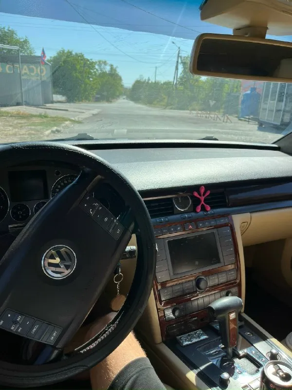 Продам volkswagen phaeton двигатель 3.2 не дымит не троит - работает нормально коробка автомат - переключает без проблем во всех режимах работает кузов без гнили, весь комплектный. салон в хорошем состоянии - работает климат, подогревы, пневма и многое другое новый аккумулятор, поменяно масло - сделано полное то по ходовой части нужно заниматься полное переоформление авто находится в г. донецк цена: 470.000 торг тел: +79493188096 📞 звоните: +7(949)3188096 - фотография - 5