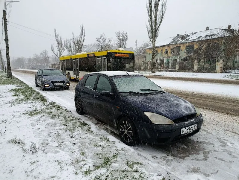 Продам ford фокус первого поколения 2004г, надёжный автомобиль за небольшие деньги 230000₽, двигатель работает ровно коробка не питается и не выбивает передачи включаются мягко, салон на твердую четверку, кузовом нужно заниматься подгнил порог в районе задней правой двери, нужно заменить переднее правое крыло цена вопроса +-3000₽. из нового заменена рулевая рейка, обслужена топливная система, заменены тормозные трубки на заднем тормозном контуре на медные, заменен бензонасос и фильтр, установили б/у крыло и капот так как родные сгнили. машина не новая есть куда приложить руки (обмен не интересен, торг разумный у капота ) подробная информация по запросу. телефон для связи +79498101578 +79498437791 📲 tg: @dimasss454 📞 звоните: +7(949)8101578 - фотография - 2