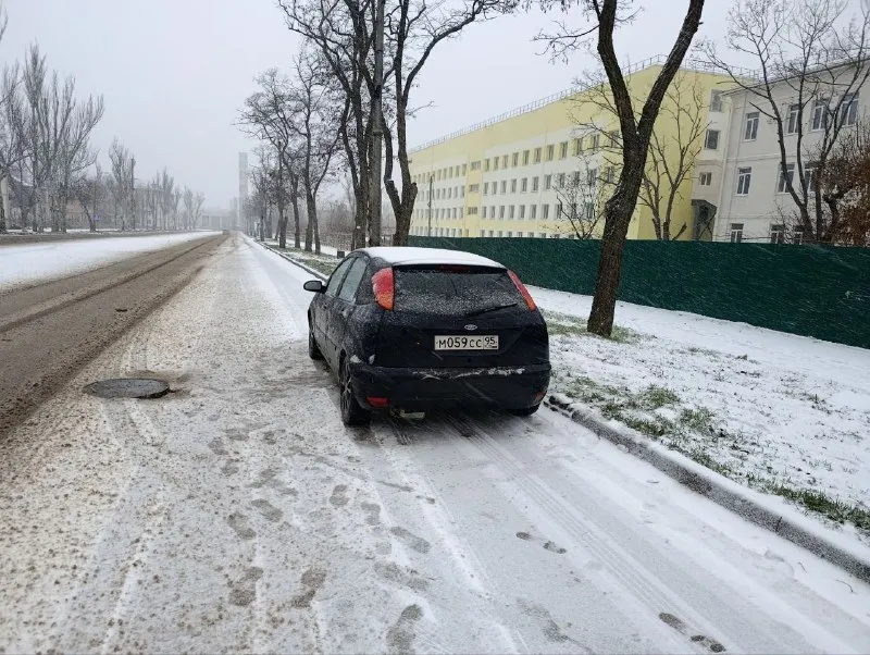 Продам ford фокус первого поколения 2004г, надёжный автомобиль за небольшие деньги 230000₽, двигатель работает ровно коробка не питается и не выбивает передачи включаются мягко, салон на твердую четверку, кузовом нужно заниматься подгнил порог в районе задней правой двери, нужно заменить переднее правое крыло цена вопроса +-3000₽. из нового заменена рулевая рейка, обслужена топливная система, заменены тормозные трубки на заднем тормозном контуре на медные, заменен бензонасос и фильтр, установили б/у крыло и капот так как родные сгнили. машина не новая есть куда приложить руки (обмен не интересен, торг разумный у капота ) подробная информация по запросу. телефон для связи +79498101578 +79498437791 📲 tg: @dimasss454 📞 звоните: +7(949)8101578 - фотография - 3