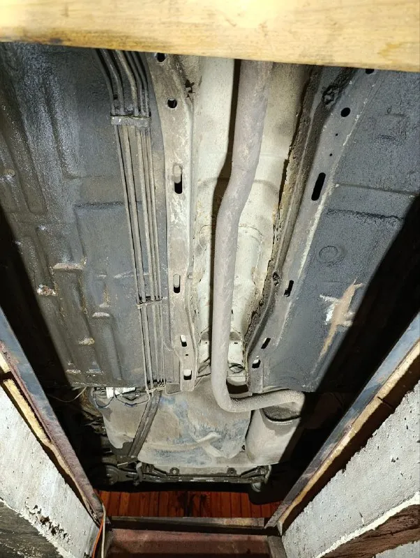 Продам ford фокус первого поколения 2004г, надёжный автомобиль за небольшие деньги 230000₽, двигатель работает ровно коробка не питается и не выбивает передачи включаются мягко, салон на твердую четверку, кузовом нужно заниматься подгнил порог в районе задней правой двери, нужно заменить переднее правое крыло цена вопроса +-3000₽. из нового заменена рулевая рейка, обслужена топливная система, заменены тормозные трубки на заднем тормозном контуре на медные, заменен бензонасос и фильтр, установили б/у крыло и капот так как родные сгнили. машина не новая есть куда приложить руки (обмен не интересен, торг разумный у капота ) подробная информация по запросу. телефон для связи +79498101578 +79498437791 📲 tg: @dimasss454 📞 звоните: +7(949)8101578 - фотография - 4