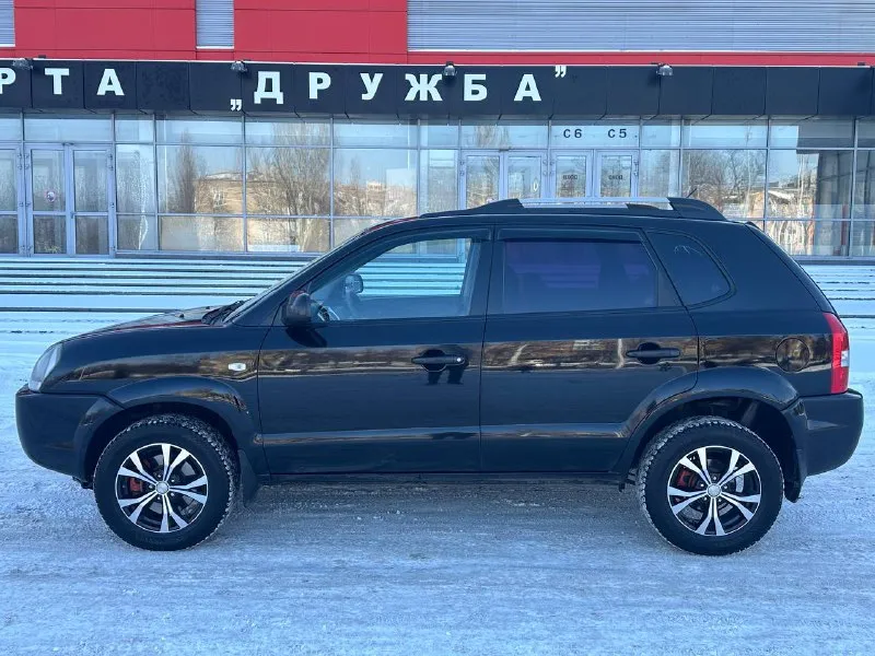 Продам hyundai tucson 2.0 бензин передний привод год выпуска 2008 коробка автомат пробег 191000 тысячи в идеальном состоянии без рыжиков без дтп по двигателю вся идеальная не троит не дымит масло не кушает коробка работает идеально не пинается не греться всё скорости работают идеально подвеска вся обслужена ничего не стучит не гремит салон чистый ухоженный по комплектации имеется климат контроль работает бортовой компьютер камера заднего вида подогрев сидений подогрев зеркал 4 стеклоподъемник и многое другое цена 920 000 +79493943583 📞 звоните: +7(949)3943583 - фотография - 6