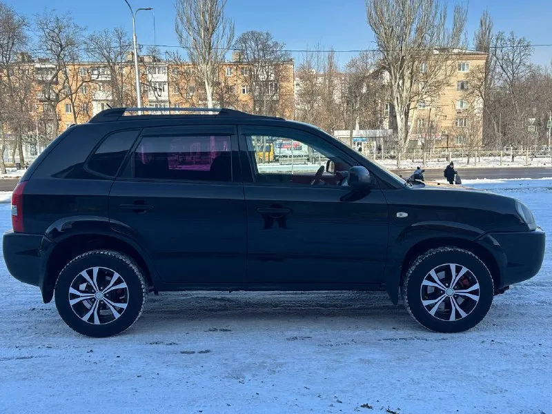 Продам hyundai tucson 2.0 бензин передний привод год выпуска 2008 коробка автомат пробег 191000 тысячи в идеальном состоянии без рыжиков без дтп по двигателю вся идеальная не троит не дымит масло не кушает коробка работает идеально не пинается не греться всё скорости работают идеально подвеска вся обслужена ничего не стучит не гремит салон чистый ухоженный по комплектации имеется климат контроль работает бортовой компьютер камера заднего вида подогрев сидений подогрев зеркал 4 стеклоподъемник и многое другое цена 920 000 +79493943583 📞 звоните: +7(949)3943583 - фотография - 7