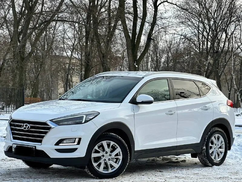 Продается: hyundai tucson 2019 год! рестайлинг, обьем 2.0 бензин самый простой и надежный, автомобиль в идеальном состоянии, вложений абсолютно никаких не требует, обслуживается все во время по регламенту, авто весь в заводском состоянии резина зима новая, пробег родной 113тыс, км комплектация пред максимальная! start stop, подогрев руля, car play, auto hold, подогрев всех сидений, двух зонный климат контроль, камера заднего вида, парктроники, и многое другое! описывать долго) своими словами действительно отличный семейный паркетник! с документами полностью порядок! продажа от собственника любое переоформление! цена 2175.000₽ торг присутствует по факту звоните +7949-551-68-75 также телеграмм ☝🏻 📲 tg: n.77 📞 звоните: +7(949)5516875 - фотография - 3