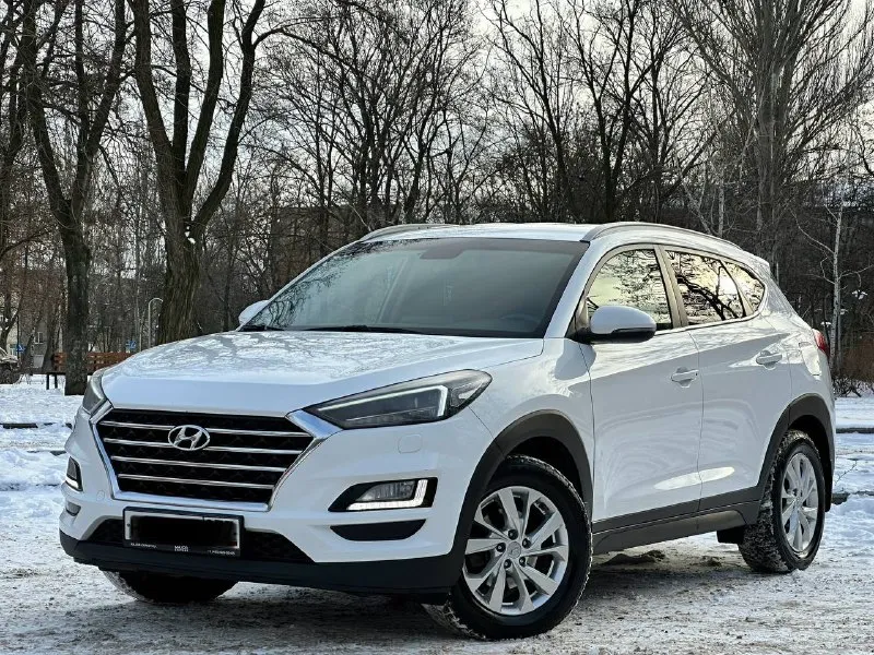 Продается: hyundai tucson 2019 год! рестайлинг, обьем 2.0 бензин самый простой и надежный, автомобиль в идеальном состоянии, вложений абсолютно никаких не требует, обслуживается все во время по регламенту, авто весь в заводском состоянии резина зима новая, пробег родной 113тыс, км комплектация пред максимальная! start stop, подогрев руля, car play, auto hold, подогрев всех сидений, двух зонный климат контроль, камера заднего вида, парктроники, и многое другое! описывать долго) своими словами действительно отличный семейный паркетник! с документами полностью порядок! продажа от собственника любое переоформление! цена 2175.000₽ торг присутствует по факту звоните +7949-551-68-75 также телеграмм ☝🏻 📲 tg: n.77 📞 звоните: +7(949)5516875 - фотография - 4