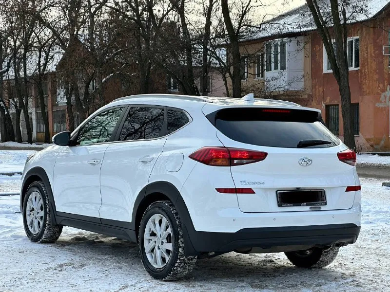 Продается: hyundai tucson 2019 год! рестайлинг, обьем 2.0 бензин самый простой и надежный, автомобиль в идеальном состоянии, вложений абсолютно никаких не требует, обслуживается все во время по регламенту, авто весь в заводском состоянии резина зима новая, пробег родной 113тыс, км комплектация пред максимальная! start stop, подогрев руля, car play, auto hold, подогрев всех сидений, двух зонный климат контроль, камера заднего вида, парктроники, и многое другое! описывать долго) своими словами действительно отличный семейный паркетник! с документами полностью порядок! продажа от собственника любое переоформление! цена 2175.000₽ торг присутствует по факту звоните +7949-551-68-75 также телеграмм ☝🏻 📲 tg: n.77 📞 звоните: +7(949)5516875 - фотография - 5